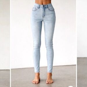 THE EVERYDAY BABE HIGH RISE SKINNY JEANS IN LIGHT WASH